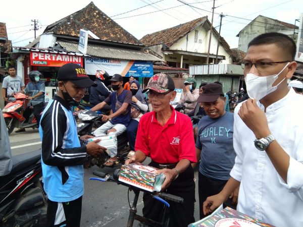Jum’at Berkah, PWI dan Brimob Polda Lampung Berbagi Nasi Kotak