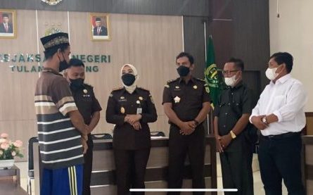 Kejari Tulang Bawang Hentikan Perkara Penggelapan Buruh Miskin Deres Getah Karet Vs PT SIL