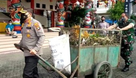 Jelang Imlex Kapolresta dan Dandim Kota Bandar Lampung Bersih-bersih Klenteng