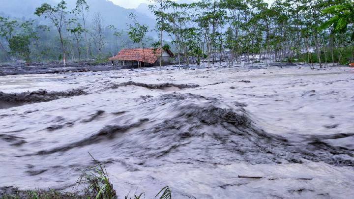 Banjir Bandang Lahar Gunung Semeru Menerjang Beberapa Desa di Candipuro