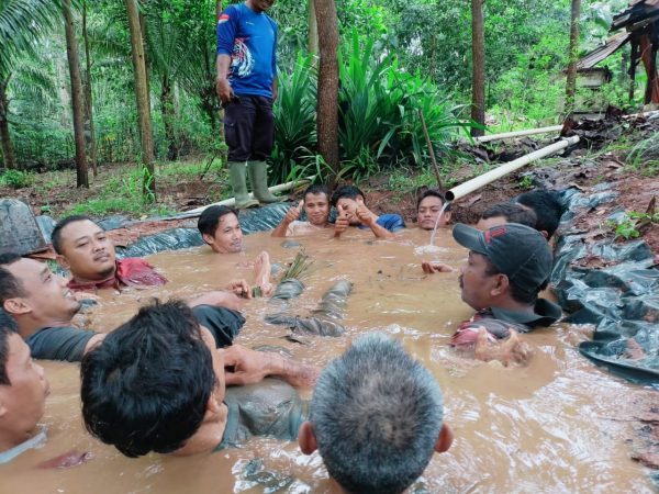 PTPN VII Diduga Melanggar HAM Hukum Buruh Dengan Direndam di Lumpur?