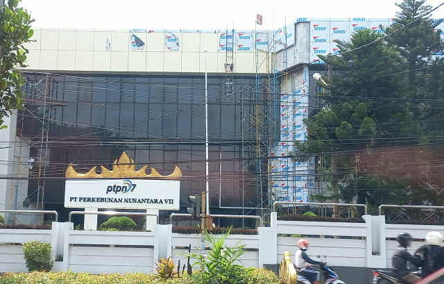 Punya Hutang Triliunan PTPN VII Boroskan Rp2,1 Miliar Untuk Proyek Mubajir Tutup Marmer Gedung Pake Alumunium dan Kerjaan Bermasalah