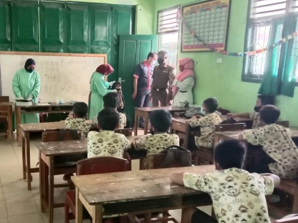 Satpol PP Kecamatan Batang Hari Nuban Sukseskan Pengamanan Rapid Test SDN 2 Purwosari