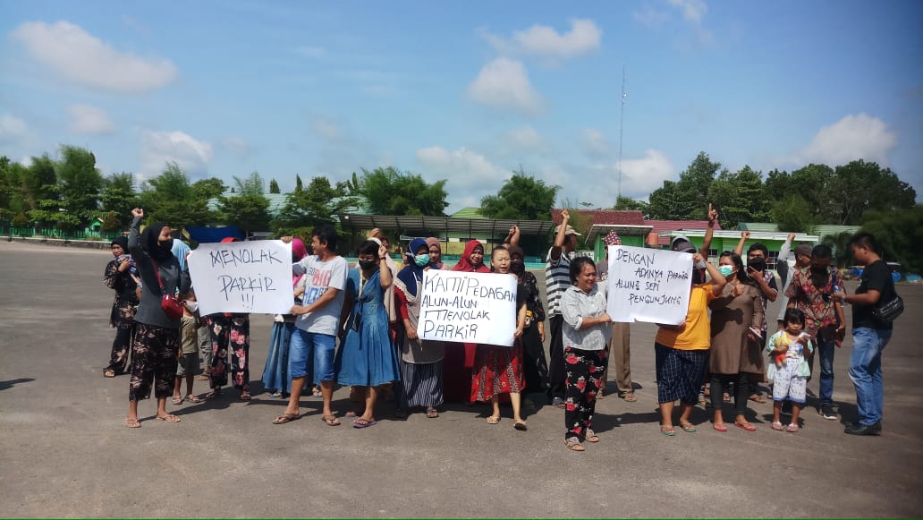 Tolak Penarikan Parkir Pedagang Alun-Alun Dimesuji Melakukan Unjuk Rasa