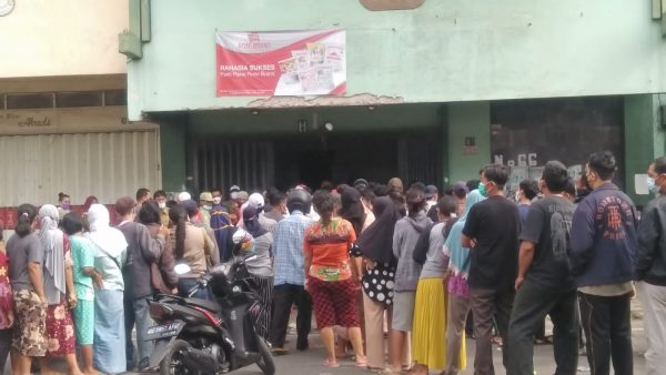 Warga Berkerumun di Toko di Jalan Malahayati Jual Minyak Goreng Rp150 Ribu Untuk 6 Pc Isi 1800ML
