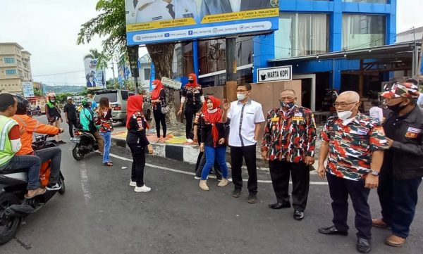 Bersama Laskar Merah Putih PWI Berbagi Jum’at Berkah