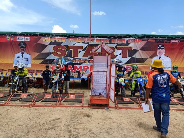 Puluhan Motor Bebek Standar Lampung Meriahkan Grasstrack Desa Gedung Boga