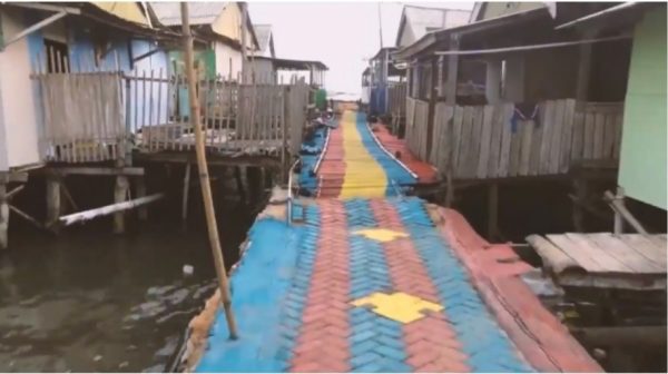 Semaraknya Pelangi Jalan Kampung Kami di Pulau Pasaran 