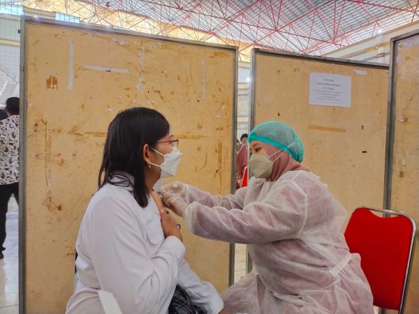 Indonesia Masuki Gelombang Ketiga COVID-19, UPN Veteran Yogyakarta Berikan Vaksin Booster Untuk Dosen, Tendik, dan Mahasiswa