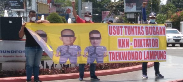 Sakral Menjerit Di Tugu Adipura Meminta PBTI Membekukan Pengurus Taekwondo Provinsi Lampung