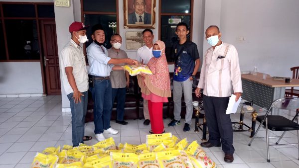 Bersama Polresta PWI Lampung Bagikan Beras Untuk Warga Miskin