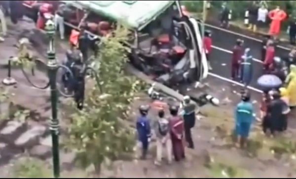 Bus Wisata Terperosok Tambrak Tebing di Bantul 13 Penumpang Tewas