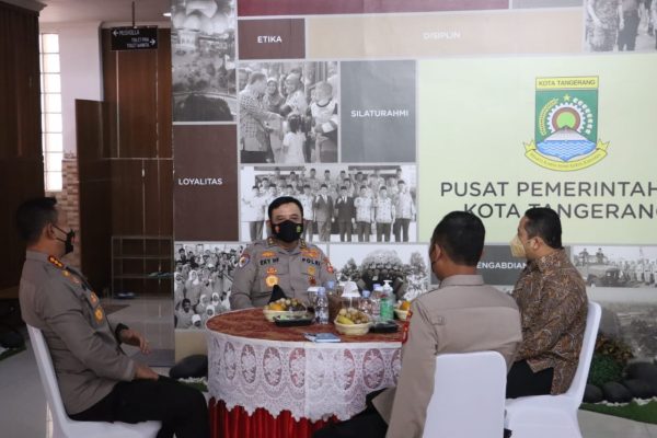 Wairwasum Polri Dan Waka Polda Metro Jaya Tinjau Vaksinasi Serentak Usia Lanjut di Tangerang