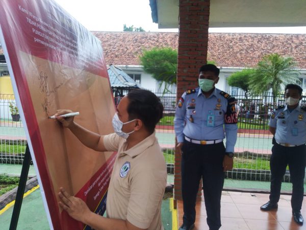 No Pungli, Warga Binaan Lapas Pemuda Tangerang Tandatangani Komitmen Bersama