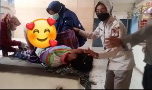 Wanita Melahirkan di Pasar Cendrawasih itu Pengamen Jalanan Diselamatkan Petugas Gerai Vaksin Polres Kota Metro