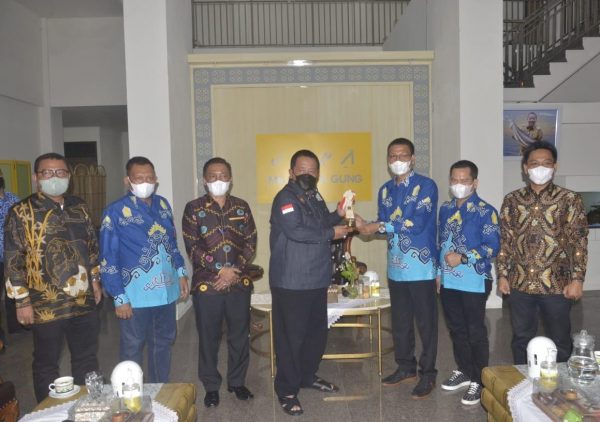 Terima Penghargaan Olahraga, Gubernur Komitmen Bangun Sport Center