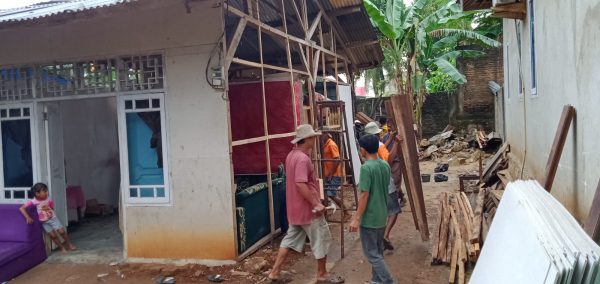 Warga Gunung Agung Gotongroyong Bedah Rumah Warga Kurang Mampu