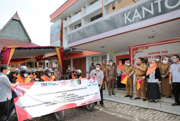 Arinal Djunaidi Serahkan Bantuan Sembako Tunai Periode Januari – Maret 2022 