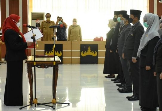 Walikota Eva Dwiana Lantik Kembarannya Jadi Kepala Dinas Pendidikan
