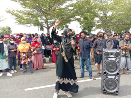 Pasca Digerebek Warga Kades Selingkuh Dengan Istri Orang Desember 2021 lalu Masih Berdinas, Warga Demo Bupati Pringsewu