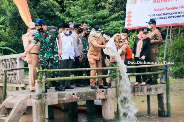 Winarti Tebar 50 Ribu Benih Ikan di Sungai Tulang Bawang