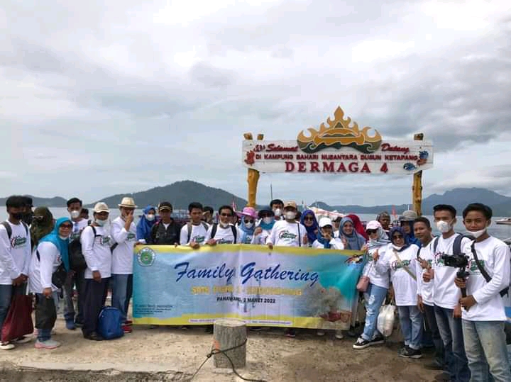 Kepsek dan Guru SMK PGRI 1 Kedondong Lawan Kebijakan Dendi Kerumunan Saat PPKM Level 3