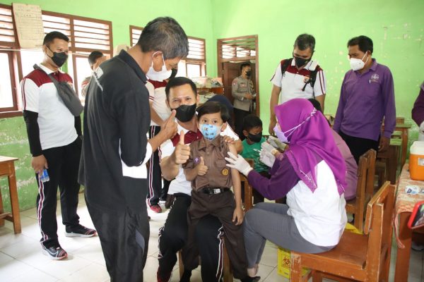 Bersama Ketua DPRD Kapolres Pringsewu Tinjau Akselerasi Vaksin di SDNegeri 1 Margodadi