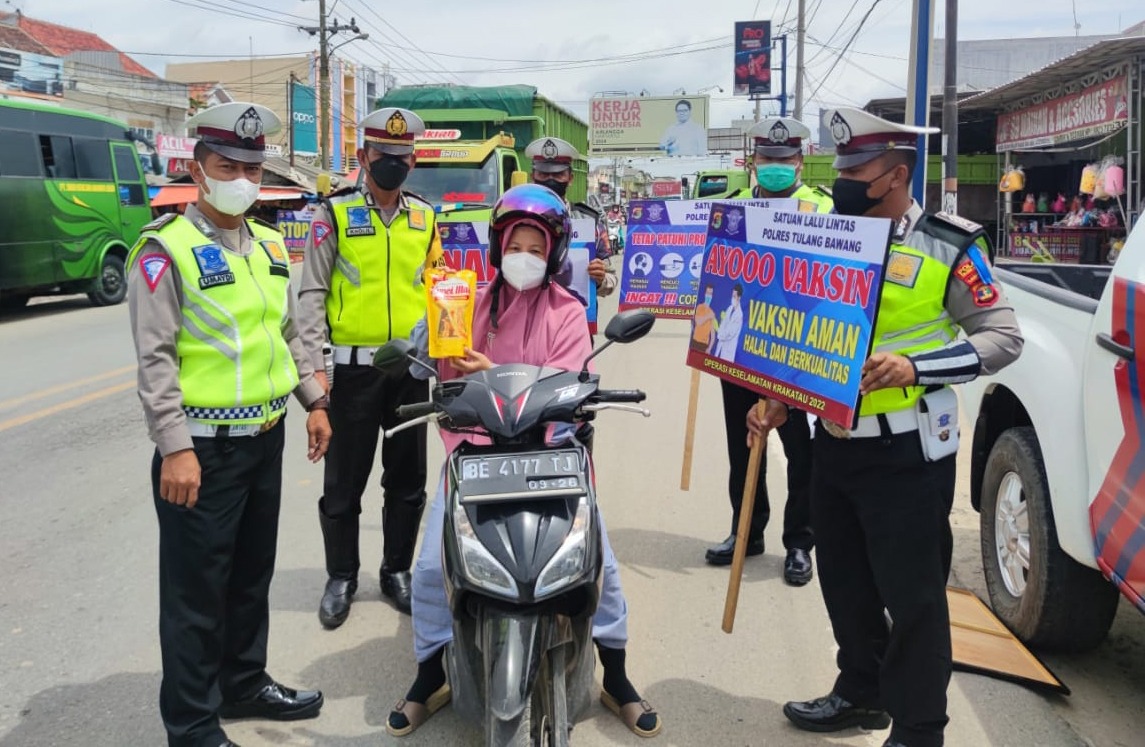 Satlantas Polres Tulang Bawang Berikan Hadiah Pada Operasi Keselamatan Krakatau 2022