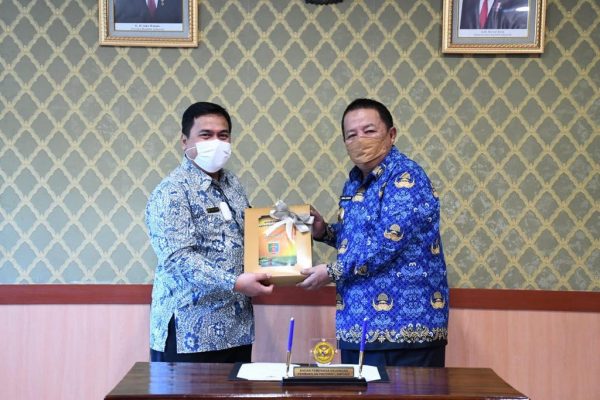 Gubernur Serahkan LKPD Provinsi Lampung Tahun Anggaran 2021 Kepada BPK RI Perwakilan Lampung