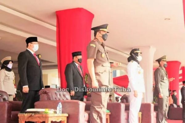 Winarti Berikan Penghargaan Satyalancana karya Satya Kepada Bawahannya