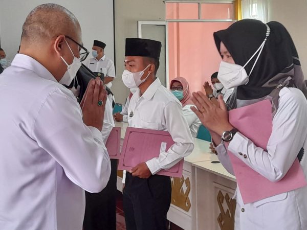 Sekda Tanggamus Serahkan SK Pegawai Kontrak Non PNSD