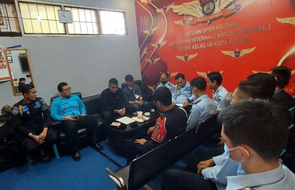 Pastikan Bebas Narkoba KPLP Rutan Kota Agung Bersama Anggotanya Tes Urine