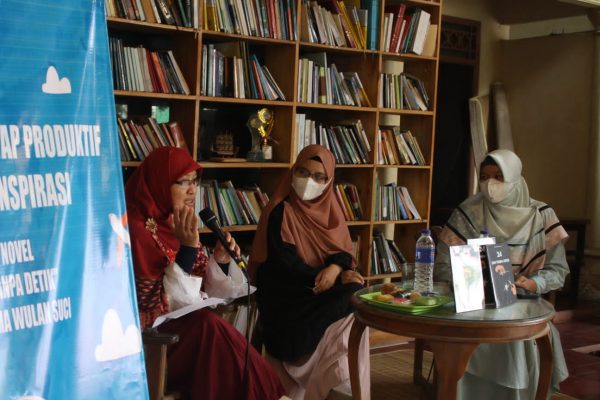 FKPPIB Diskusi Literasi Bedah Buku karya Sukma Wulan Suci