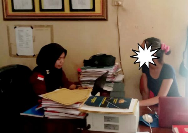 Ingatkan Suami Agar Kecilkan Volume Karaokean Saat Bayinya Tidur dan Sakit Istri Kena Smackdown