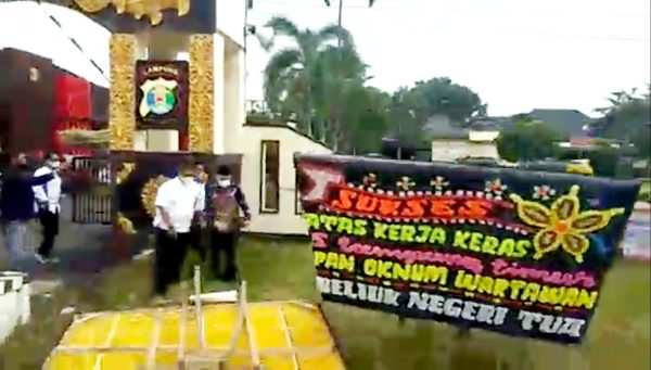 Bela Anggotanya Yang Ditangkap Polisi Ketua PPWI Wilson Lalengke “Mencak-Mencak” dan Robohkan Papan Bunga di Mapolres Lampung Timur