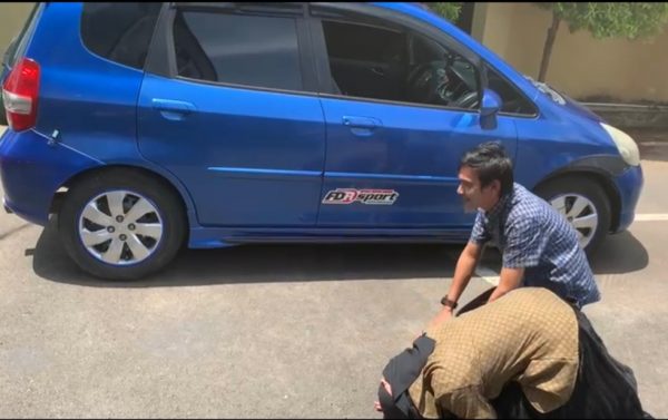 Tim Ranmor Serahkan Mobil Honda Jazz Yang Hilang Tiga Tahun Lalu, Pasutri Penjual Ayam Sujud Sukur  di Polresta Bandar Lampung