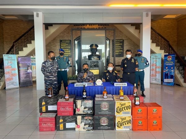 Jalin Sinergitas, TNI AL Serahkan Barbuk Ribuan Botol Miras ke Dirjen Bea dan Cukai