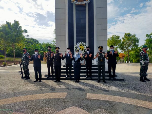 Hut Ke-25 Bupati Tanggamus Beserta Forkopimda Ziarah ke Makam Pahlawan