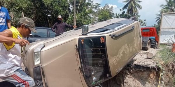 Mau Reunian Kijang Kapsul Mobil Herman Terbalik di Way Gebang