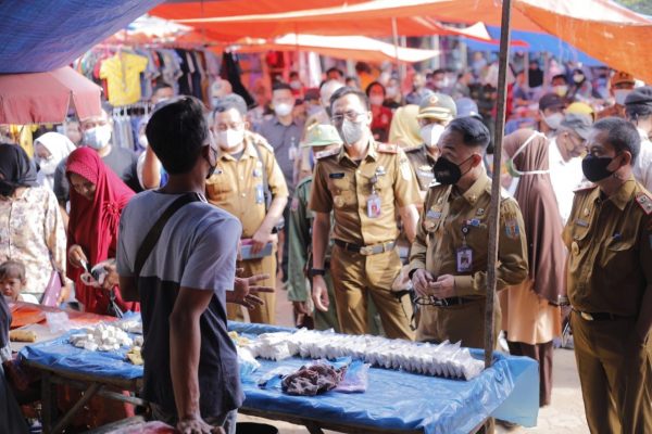 Pastikan Stabilitas Harga Sembako Adipati Grebek Pasar Gunung Katun
