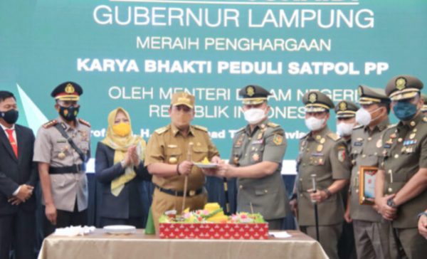 Gubernur Arinal Terima Penghargaan dari Kemendagri karya Bhakti Peduli Satpol PP