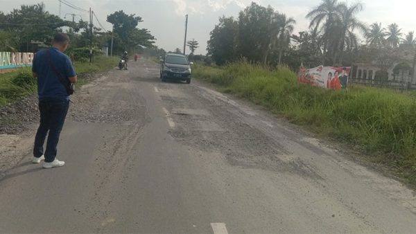 Lapor Pak Kajati, Proyek Jalan Bumi Jawa-Purbolinggo Lampung Timur Rp10 Miliar Hanya Seumur Jagung