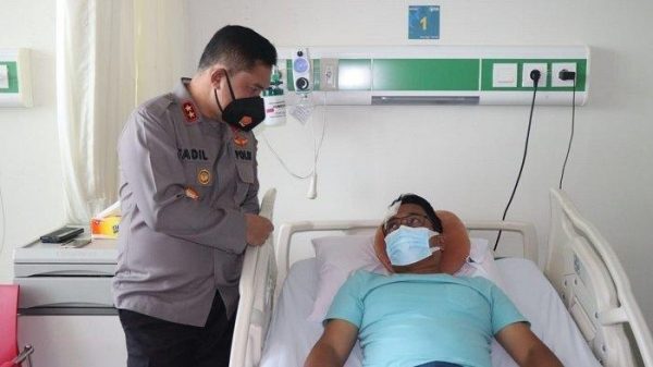 Ricuh Demo Mahasiswa Papua Kasat Intelkam dan Empat Polisi Polres Metro Jakarta Pusat Terluka Kapolda Kunjungi AKBP Ferikson Tambubolon