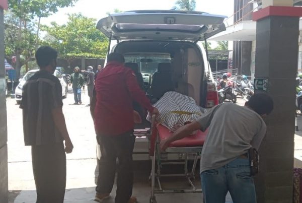 Nenek Kartini Tewas Usai Divaksin Diantrian Uang BPNT di Kantor Pos Kalianda