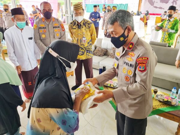 Tinjau Vaksinasi Serentak di Tulang Bawang Wakapolda Lampung Bagikan Paket Sembako