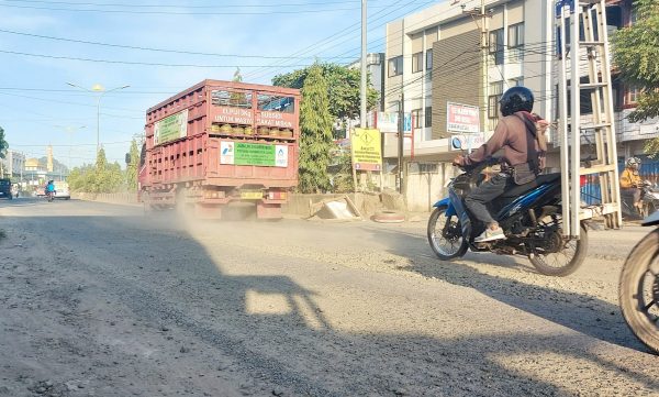 Warga Sukaraja Keluhkan Debu Perbaikan Jalan Yos Sudarso, Kontraktor Diduga Abai Keselamatan Pengendara