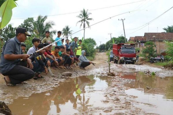 Protes Kubangan Jalan Provinsi Warga Selagai Tebar Lelel Dan Aksi Mancing di Tengah Jalan