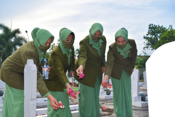 Peringati HUT Ke 76, Persit Kartika Chandra Kirana Koorcab Rem 043 PD II/Sriwijaya Ziarah Ke Taman Makam Pahlawan