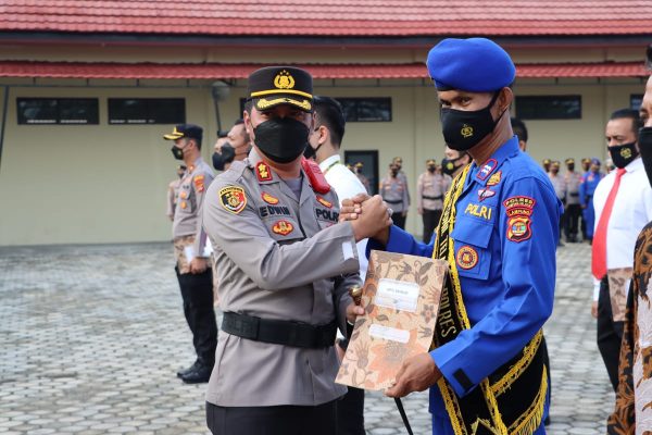 Kapolres Lamsel Berikan Penghargaan dan PTDH Kepada Personilnya