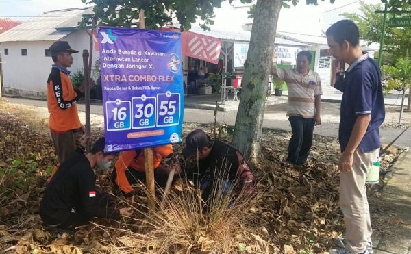 Sebagai Bentuk Edukasi Camat Blambangan Gandeng Berbagai Organisasi Copot Alat Peraga/Sosialisasi yang Menempel Dipohon